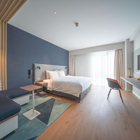 Holiday Inn Express Shanghai Huijin By Ihg Екстер'єр фото